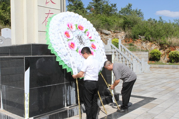 敬獻(xiàn)花圈