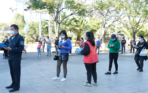 中央公園核酸采樣點志愿者付民進維持秩序.bmp